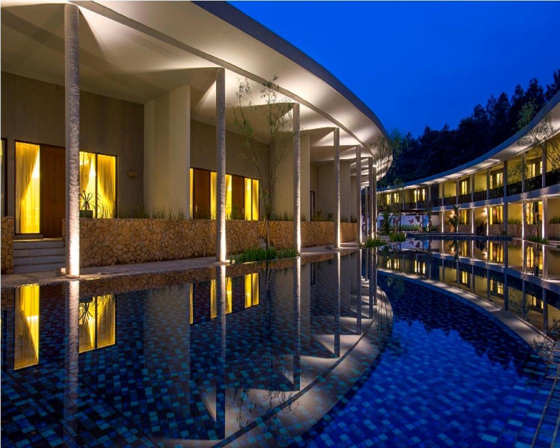 Hotel Neo+ Green Savana Sentul City Bogor Eksteriør billede