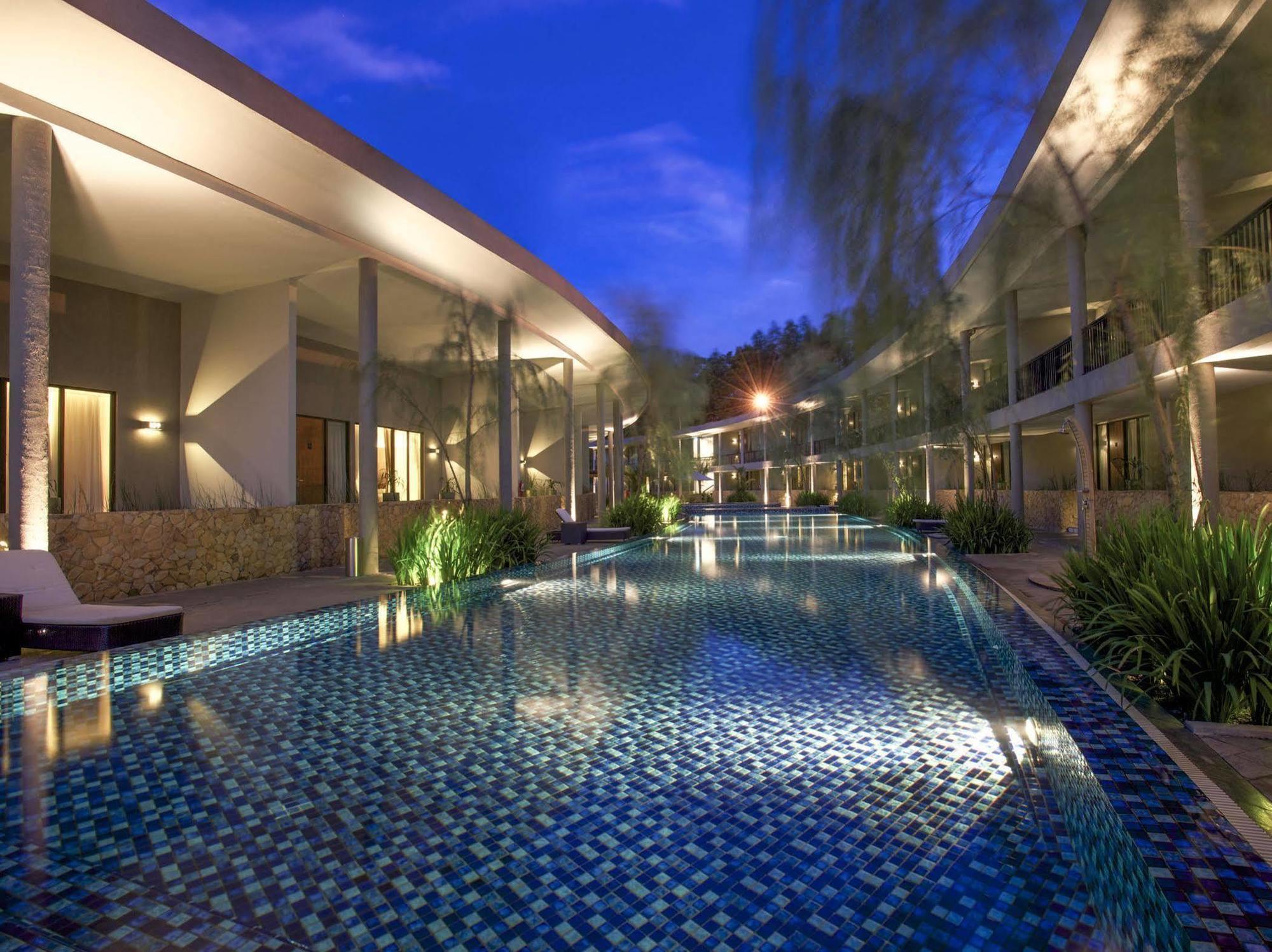 Hotel Neo+ Green Savana Sentul City Bogor Eksteriør billede